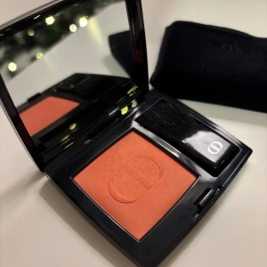 Dior Rouge Blush 028 Actrice - Lyxig rouge från Dior i nyansen 028 Actrice, en intensiv korallrosa färg. Kommer i en elegant svart dosa med spegel, tillhörande borste och en svart sammetsfodral. Perfekt rouge som framhäver dina kinder med långvarig, fräsch lyster. Finns enbart den svarta sammetsfodralet,ingen kartong, Aldrig använd! Original pris är 620 kr.