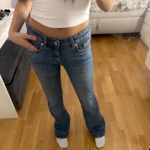 Mörkblå utsvängda Jeans - Utsvängda jeans som använts ett par gånger. Väldigt bekväma och bra passform. Låga i midjan och är i full lenght.