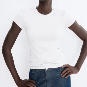 Vit basic t-shirt från H&M. - Säljer en vit t-shirt med rund hals och korta ärmar, från H&M.