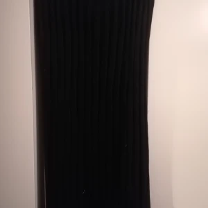 Svart ribbad långkjol från Chacok - Svart långkjol från Chacok med ribbad struktur och vågig kant nedtill. Kjolen är stickad och har en mjuk, elastisk midja som gör den bekväm att bära. Perfekt för dig som gillar stilrena och coola plagg med lite edge. Kjolen är endast använd 3 gånger. Sedan har den suttit i garderoben. Är stor i midjan på mig som bär xs, passar dig mellan S-m. 😊