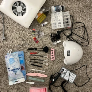 Nagelsätt för nybörjare  - Säljer alla mina nagel saker för jag har tröttnat här är allt som finns med: flertal pads, 3 filar, 3 nagel dekorations borstar, en nagel olja, en nagel borste, ett stort utsug, en normal stor UV lampa, en fungerande nagel elfill, två lådor tippar bara lite kvar, ett nagelim, 2 packet munskydd, en prep från miss Fancy, nagelborttagning. 