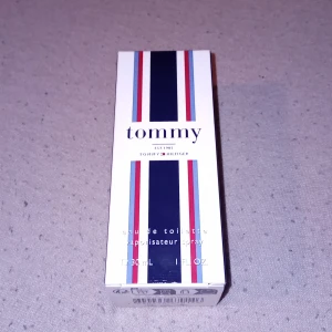 Tommy Hilfiger Eau de Toilette - Tommy Hilfiger Eau de Toilette, 30 ml. Fräsch och stilren parfym med ingredienser som alkohol denat., aqua, citrus aurantium peel oil, lavandula oil, mentha viridis och flera naturliga extrakt. Tillverkad i Schweiz. Perfekt för dig som gillar klassisk design och ikonisk stil.