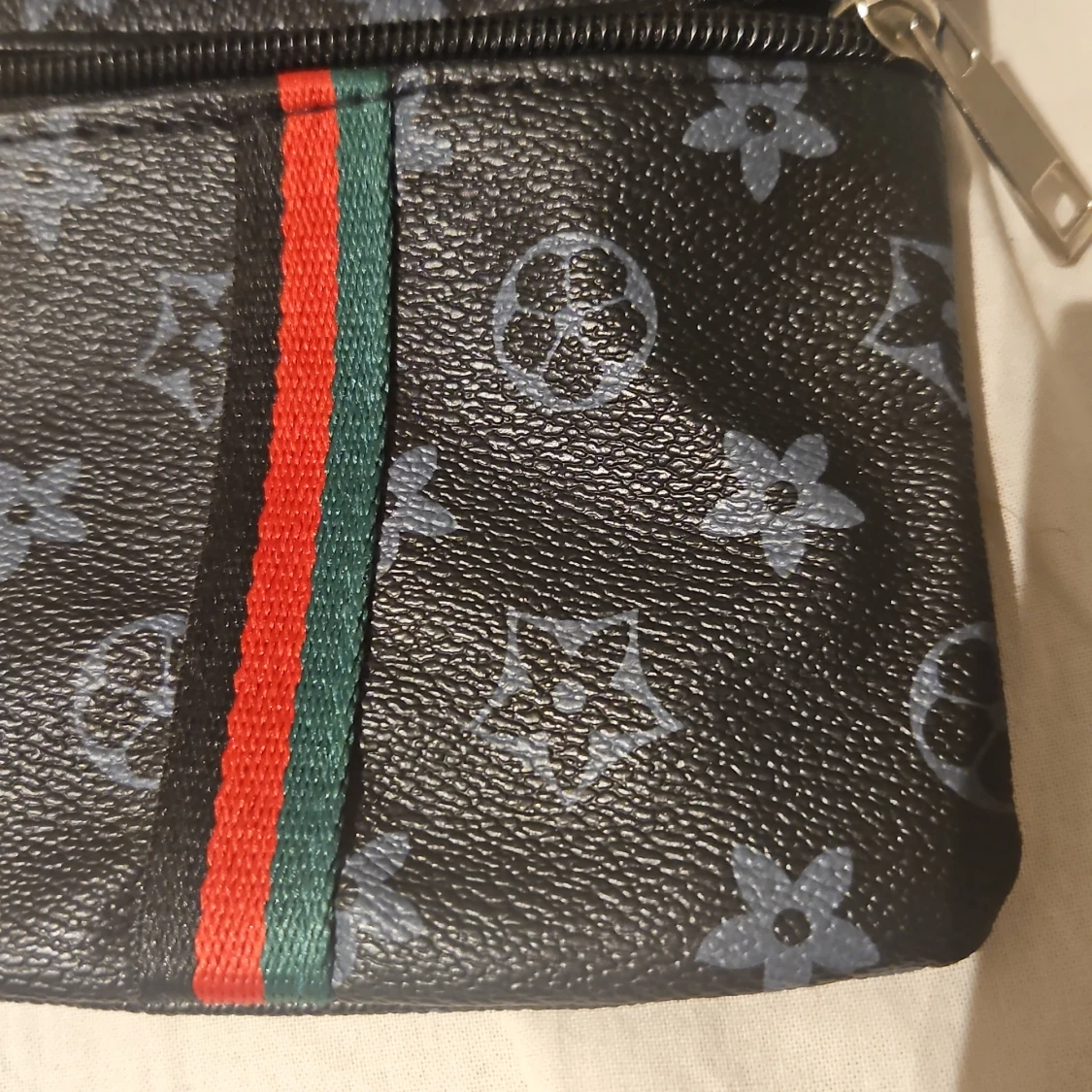 Svart axelväska med mönster och ränder - 2