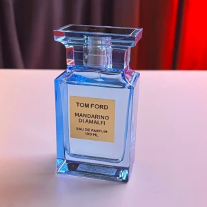 Tom Ford - Tom Ford parfym Använd väldigt sällan! Säljer den för jag inte gillar den.  Mandarino Di Amalfi