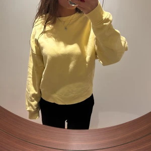 Sweatshirt  - Ljusgul sweatshirt, endast använd ett fåtal gånger!! Supermjuk och skön 💛💛