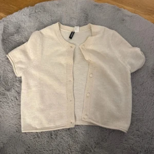 Stickad kofta  - Stickad kofta från h&m i storlek m men sitter som xs/s. Endast använd en gång så nästan helt nytt skick