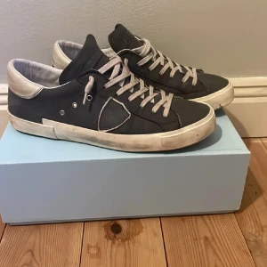 Philippe Model - Sköna blåa sneakers från Philippe model i storlek 43 i bra skick inte använt många gånger köpte dom på Farfetch för 4 och har kvitto någonstans om det är viktigt för köparen.