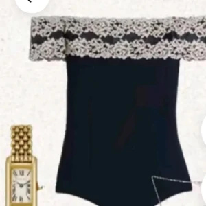 Mörkblå offshoulder body ifrån intimissimi - Supersnygg mörkblå offshoulder body. Inga defekter använd 2 gånger! Super eftertraktad 