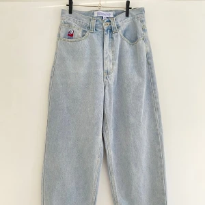 Big Boy ljusblå jeans XS - Ljusblå Big Boy jeans i storlek XS från Polar skate Co.  byxorna är några cm kortare i längd är original XS då de är uppsydda. Finns lite slitage på hälarna (se sista bilderna)