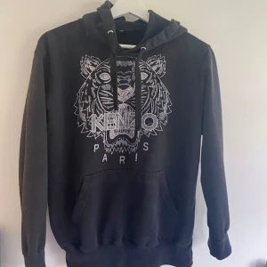Svart hoodie från Kenzo Paris  - Tja säljer denna snygga kenzo Paris hoodie i storlek 164 i barn, den är i 8/10 skick utan några fläckar eller liknande för fler frågor kom privat, tveka inte vid köp