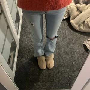 Bootcut ljusblå jeans från Gina Tricot - Säljer ett par ljusblå bootcut jeans från Gina Tricot, modell Perfect, Har gjort hål i de och är väldigt bekväma Jeansen är tillverkade i mjukt denim och har en bekväm midja.