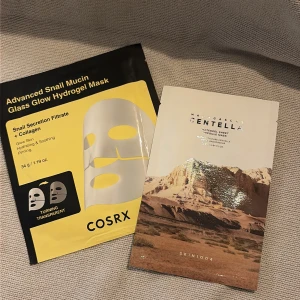 Sheet masks från COSRX & SKIN1004 - Två ansiktsmasker: COSRX Advanced Snail Mucin Glass Glow Hydrogel Mask med snigelsekret och kollagen för glow och återfuktning, samt SKIN1004 Madagascar Centella Watergel Sheet Mask med centella från Madagaskar. Perfekta för en återfuktande boost.