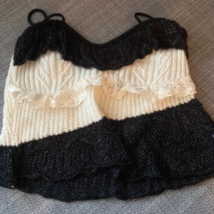 Svartvit stickad linnetopp från Zara - Superfin svartvit stickad linnetopp från Zara med smala axelband och volangdetaljer i spets framtill. Toppen har en ribbad struktur och kontrast mellan svart och vit. Perfect till sommaren. Ordinare pris är 329kr 💗