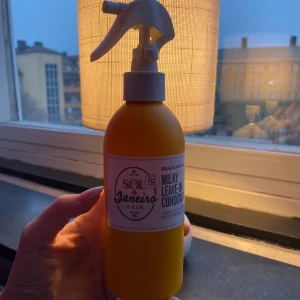 Sol de Janeiro Milky Leave-In Conditioner - Där jag håller fingret är hur mycket som finns kvar, så lite mer än hälften💞Nypris 349kr