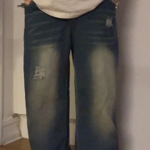 True Religion Jeans - True religion byxor som knappt är använda. Snygga fickor och snygg färg! Skriv om ni vill ha mer info eller bilder ☺️