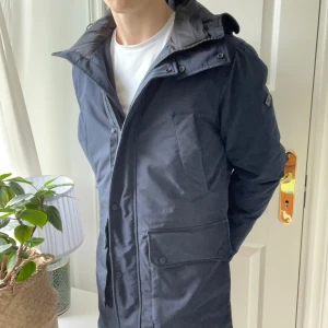 J.Lindberg jacka - J.Lindberg jacka i storlek S. Modellen säljs inte längre. Den är lite längre i modellen som ni ser. Modellen är 180 cm 75 kg. ✌️inga större defekter, väldigt varm. 