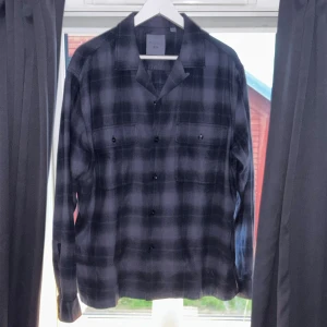 Helt ny Overshirt från JW Andersson - En helt ny oanvänd overshirt från JW Andersson. Den är färgad i mörkblå och svart och passar perfekt till lite kallare dagar då den är gjord av bomull. Säljer då den inte passade. Köpte för 600 kr 