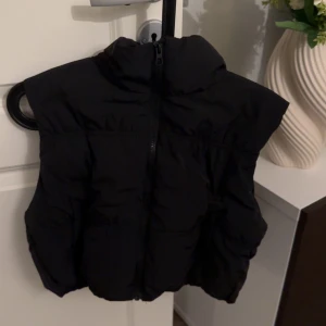 Croppad väst - Oanvänd, normal i storleken.