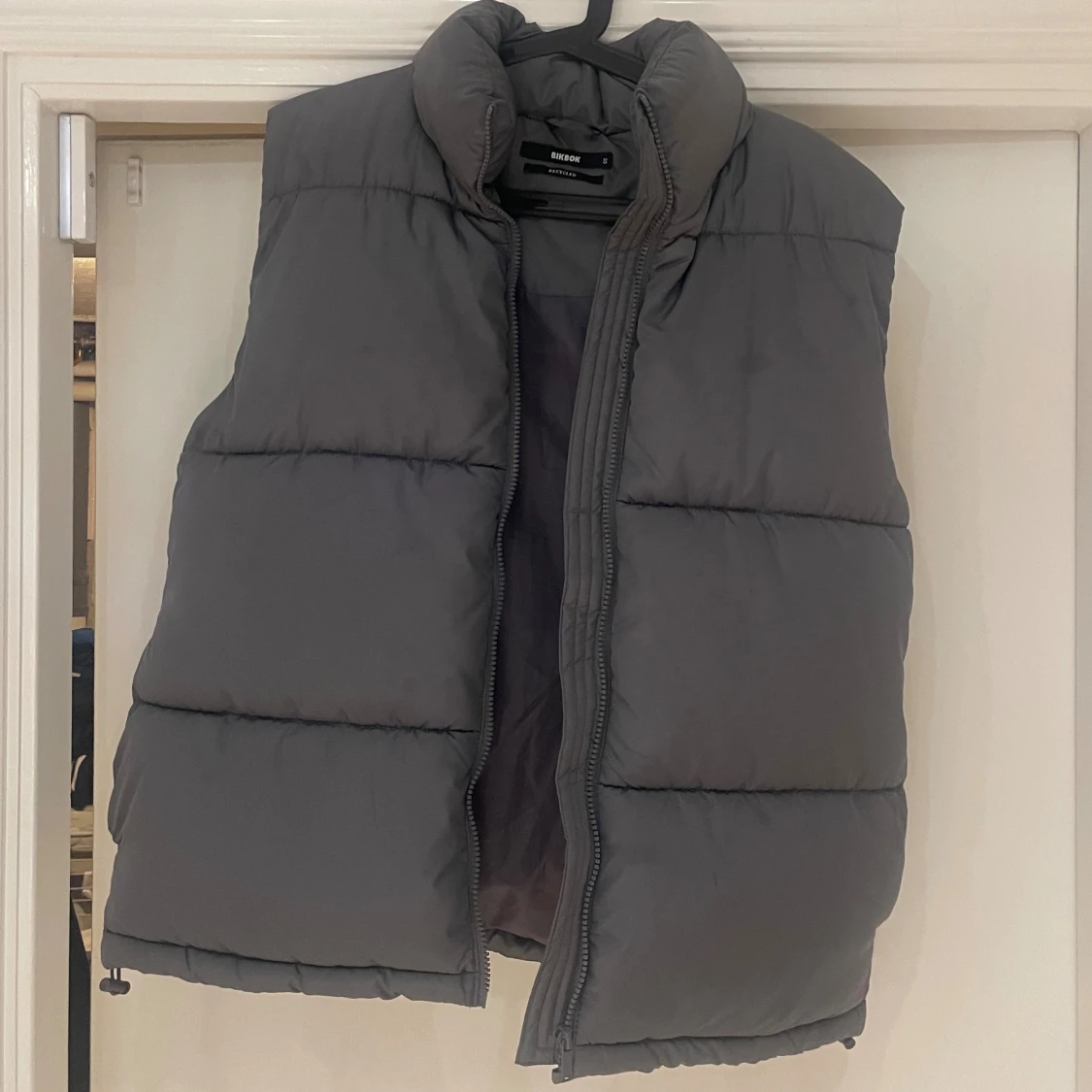 Grå dunväst från BikBok