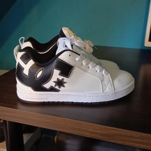 Dc skor court graffik 44 - Dc court graffik 44 helt nya, skickas elr möts Skåne runt Helsingborg