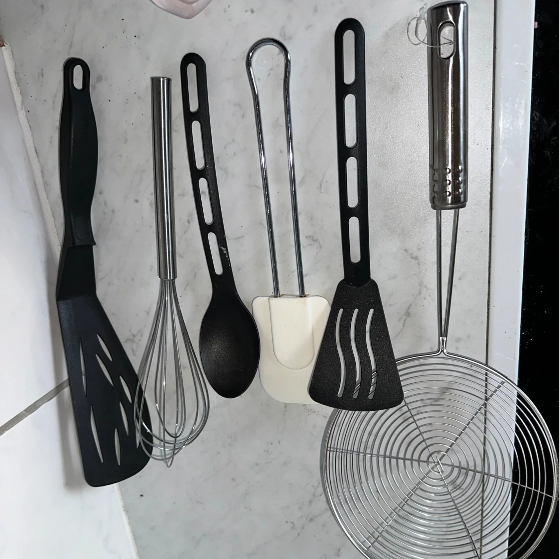 Köksredskap set – stekspade, visp, sked, tång, slickepott, hålslev - 2