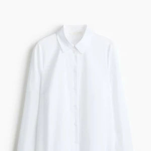 Vit skjorta - Snygg vit klassisk skjorta. Inte over sized utan sitter perfekt på kroppen