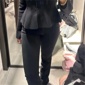 Svarta bootcut jeans från Zara - Low waist storlek 34 men stretchiga så passar 36 också. Säljer även dessa i mörkblå denim