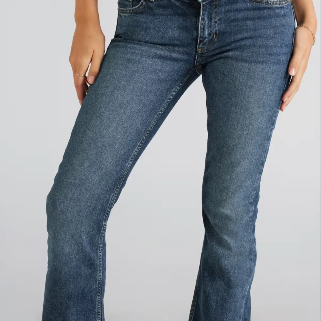 Blå bootcut jeans snygga fickor  - 1