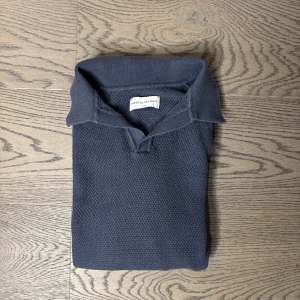 These glory days pike - Säljer en these glory days stickad piké i färgen  marinblå i jätte bra skick. Storleken är M. Skulle du ha några frågor eller funderingar så är det bara och fråga