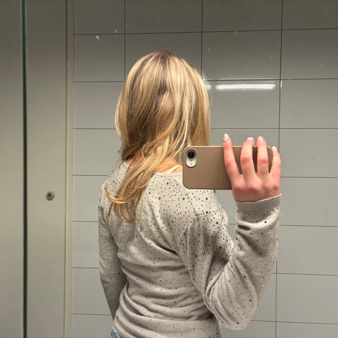 Grå kofta med pärlor och knappar - 1