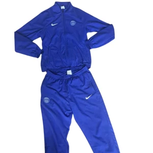 PSG tracksuit - Nästan 1 sprillans ny psg tracksuit köpt från unisport för 1,4. Tveka inte på ställa nån fråga och priset på settet går att diskutera.