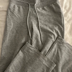 Gråa Mjukis  - Säljer ett par jättesköna och snygga mjukisbyxor som tyvärr inte kommer till användning😊