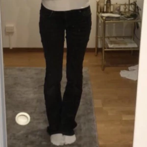 Svarta bootcut jeans - Snygga svarta bootcut jeans med låg midja från zara. Använt några gånger men i väldigt bra skick. Kontakta för mått/fler bilder! 💞 