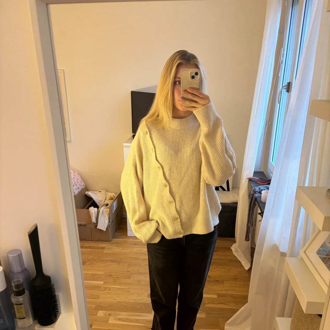 Beige stickad med knappar - 2