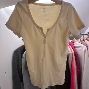 brandy tröja!!💛💛 - Superfin gul brandy tröja med knappar. Jättebra skick! 