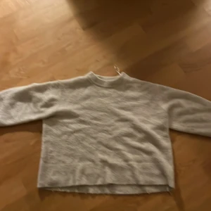 Beige stickad tröja med rund hals - Mysig beige stickad tröja med rund hals och långa ärmar. Perfekt för kyliga dagar och enkel att matcha med jeans eller kjol. Tröjan har en rak passform och är superbekväm att bära. Size 158-164 Gina 