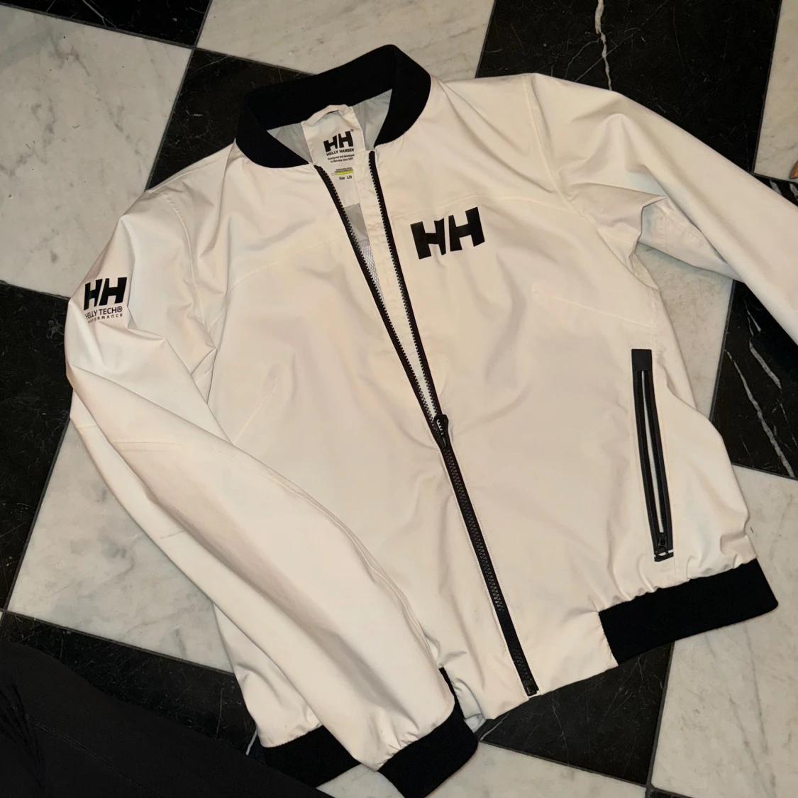 Vit vindjacka från Helly Hansen L - 1