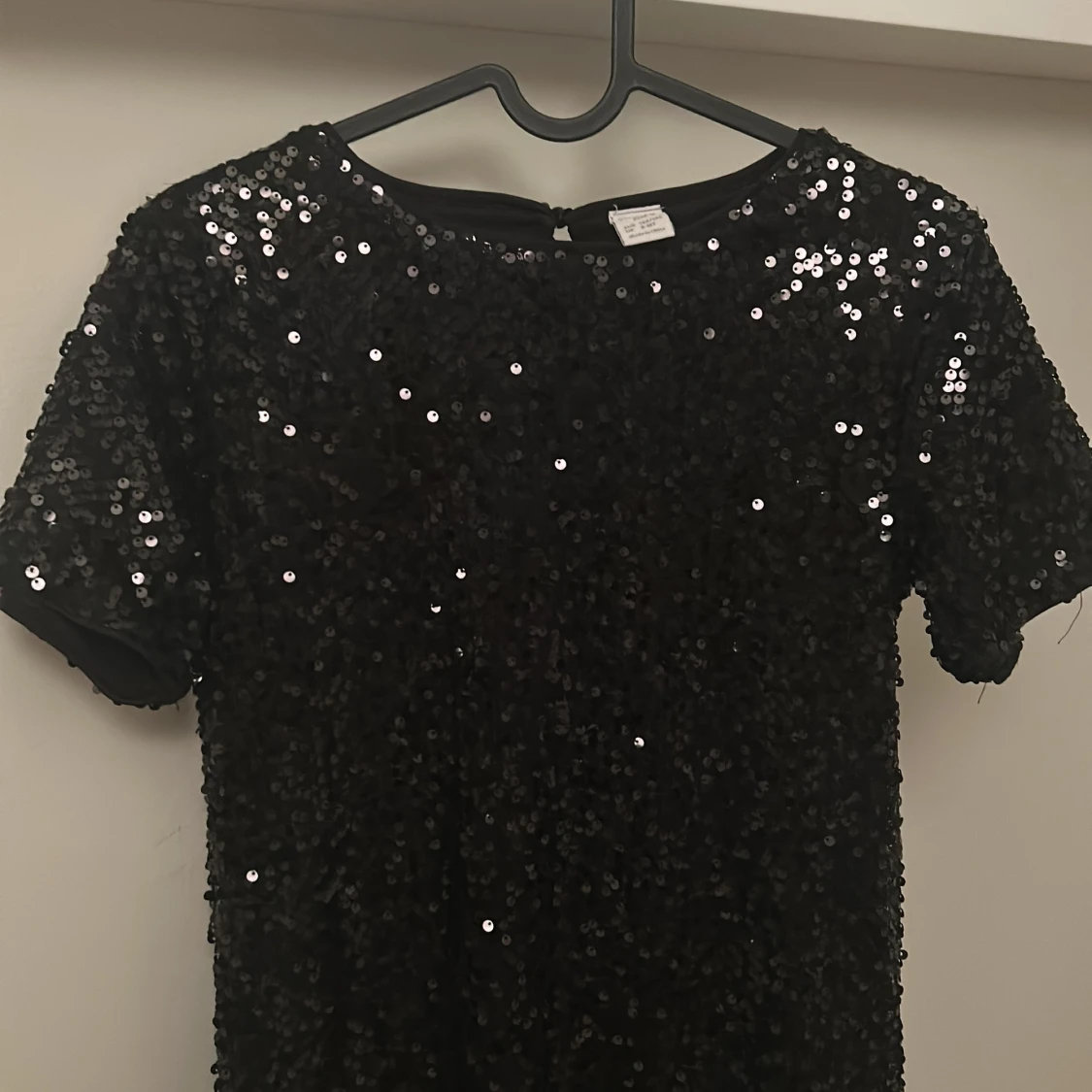 Svart paljettklänning 134/140 - 1