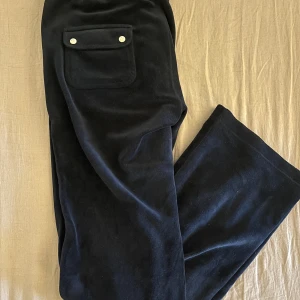 Marinblå Juicy Couture byxor  - Marinblå mjukisbyxor från Juicy Couture utan snöre. Är en L men sitter som en M. Bra omhändertagen.
