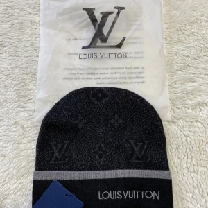 Svart mössa  - Aldrig använd 