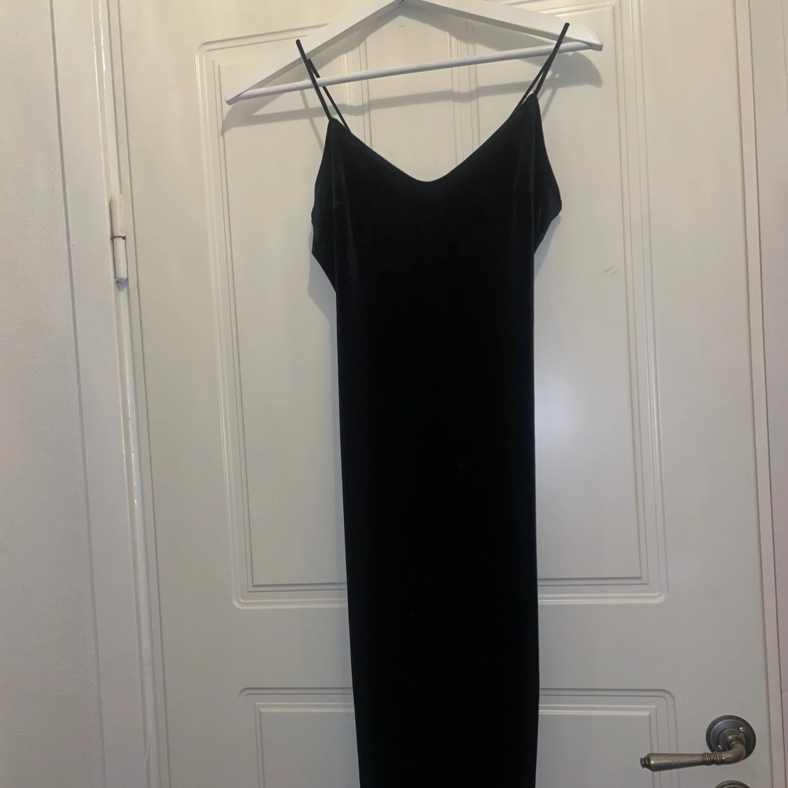 Svart lång sammetsklänning NLY One