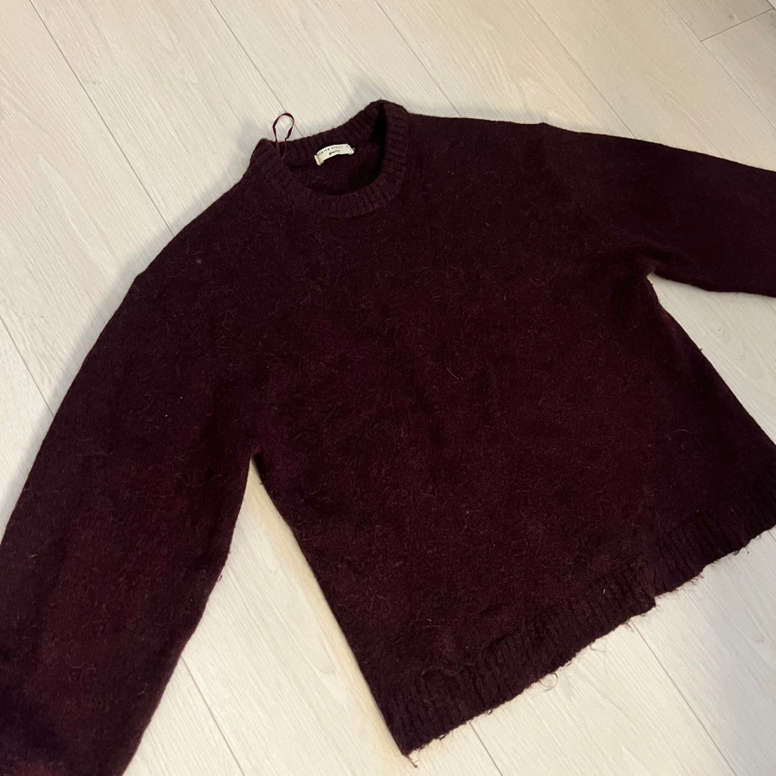 Vinröd stickad tröja från Gina Tricot