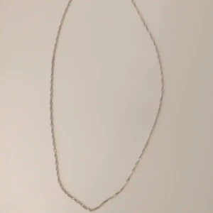 Tunn äkta silver halsband 140kr - Enkel och stilren tunn äkta silver halsband med tvinnad design. Perfekt för att bära ensam eller kombinera med andra smycken för en personlig look. Halsbandet har en diskret glans och passar till många olika stilar.