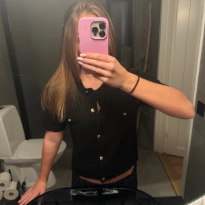 Kofta  - Från Gina i strl xs , med guld knappar 