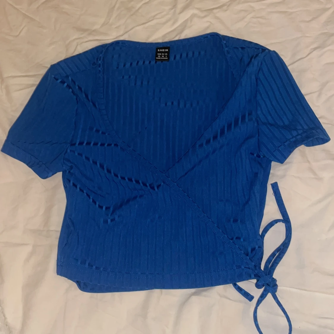 Blå omlottopp med knyt från SHEIN