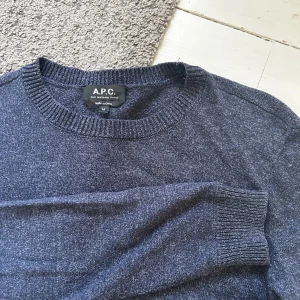 Mörkblå Stickad APC Tröja - Riktigt fet och exklusiv stickad APC tröja. | Storlek: M, passar S | Nypris: 2999kr | Sjukt bra skick, som ny! | Skriv vid minsta fundering, priset är ej hugget i sten!Riktigt fet och exklusiv stickad APC tröja. | Storlek: M, passar S | Nypris: 2999kr | Sjukt bra skick, som ny! | Skriv vid minsta fundering, priset är ej hugget i sten!