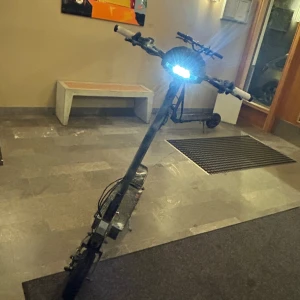 Kukirin G2 - Den säljs pga av jag har redan 2 stycken elsparkar och vill bli av med den ena. Den har små repor som inte är synliga med nyckel till. Ligger i Stocholm hammarbysjöstad.  Batteri 48V 15Ah Batteri 🔋   Power Motor 800W Borstlös Motor💨  Körsträcka 55 Kilometer Räckvidd🛣️  Hastighet 50km/h Maxhastighet⚡️  Hjul 10'' Slanglösa Hjul 🛞