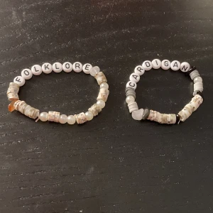 Taylor Swift folklore & Cardigan pärlarmband - Taylor Swift pärlarmband 'FOLKLORE' och 'CARDIGAN'  ✨🖤SWIFTIE EDITION 🖤✨