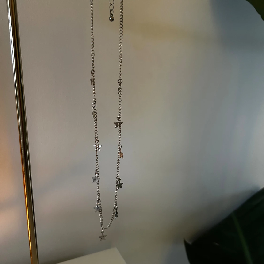 Silverfärgat halsband med stjärnor