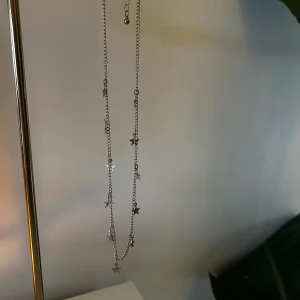 Silverfärgat halsband med stjärnor - Snyggt halsband i silverfärg med små stjärnberlocker längs hela kedjan🌟